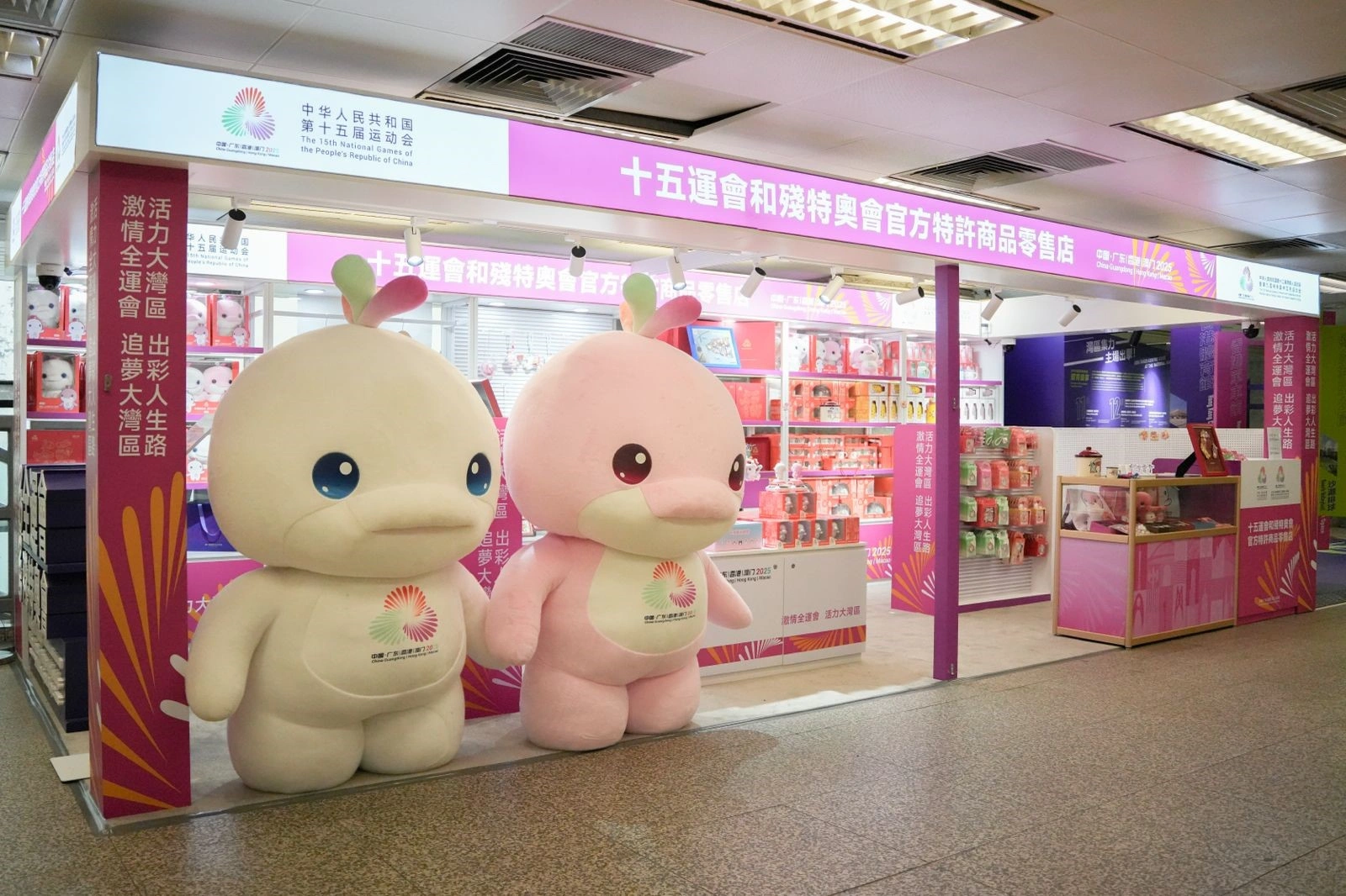 地址：香港灣仔告士打道7號入境事務大樓1樓（營業時間: 星期一至五上午8時30分至下午6時; 星期六上午9時至下午1時 ）
