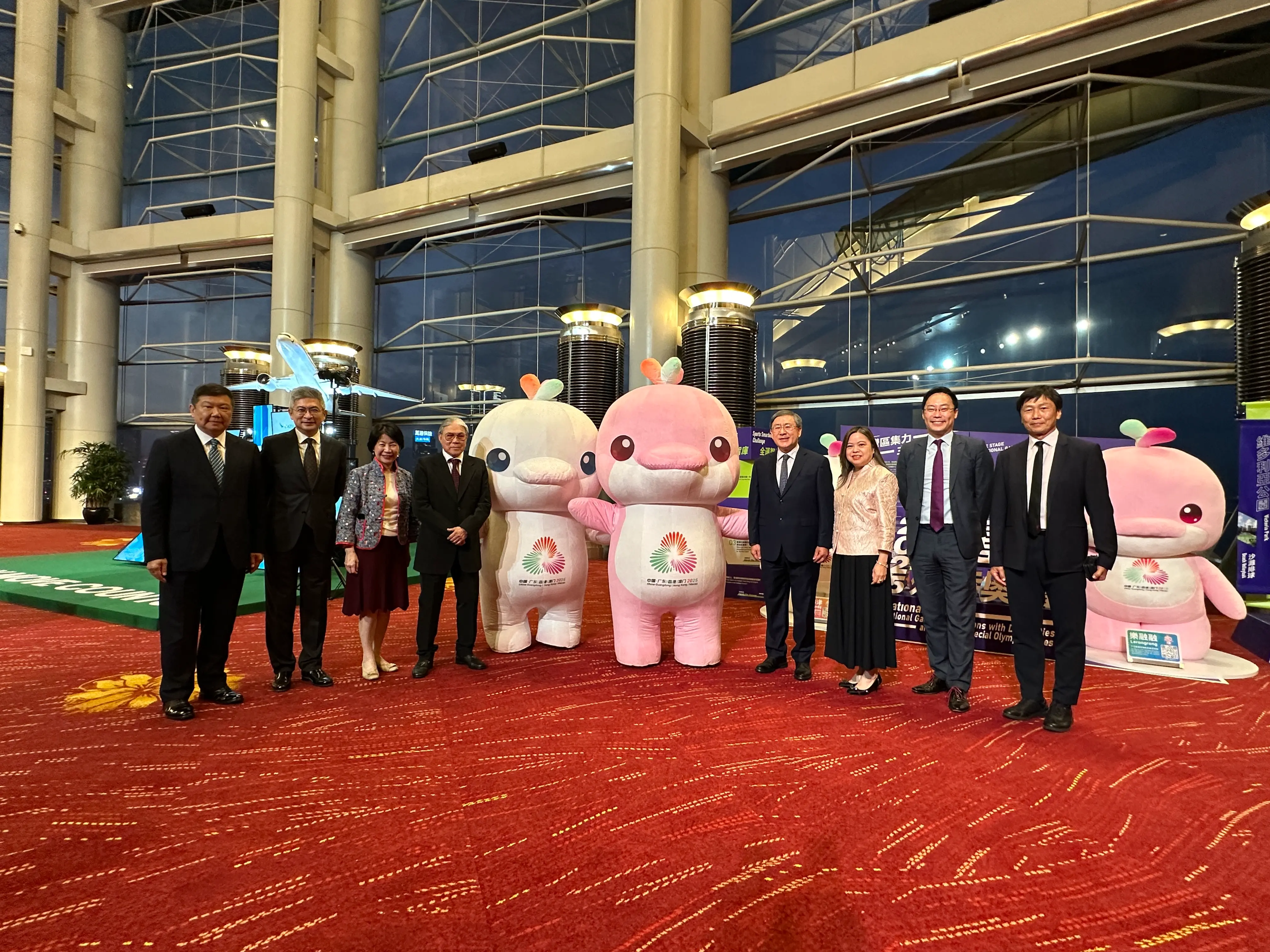 「喜洋洋」和「乐融融」出席2024香港杰出运动员选举颁奖典礼，为运动员打气。
