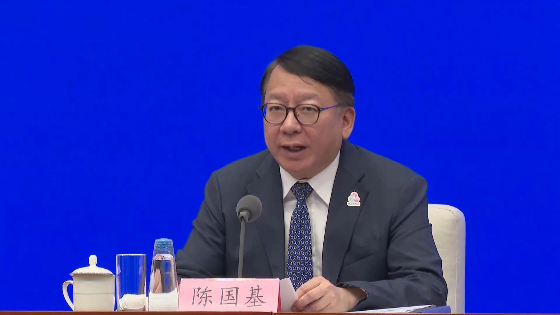 第十五屆全國運動會組織委員會副主任、香港特別行政區政府政務司司長陳國基七月二十五日下午在北京出席由國務院新聞辦公室舉行，介紹十五運會籌辦情況的新聞發布會。